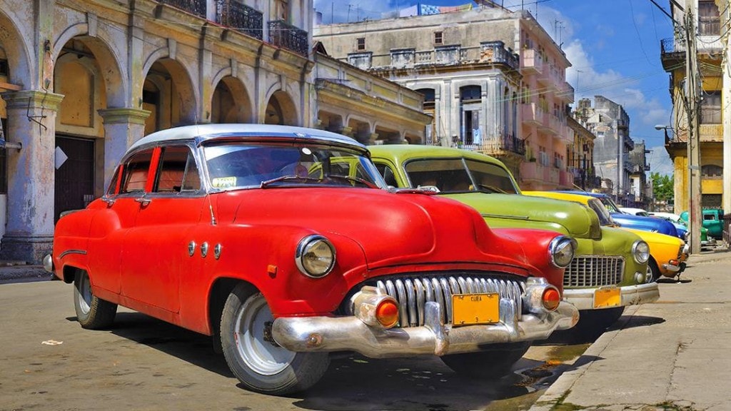 HISTORICAL OLD WORLD CHARM OF HAVANA CUBA old cars lined up on the street