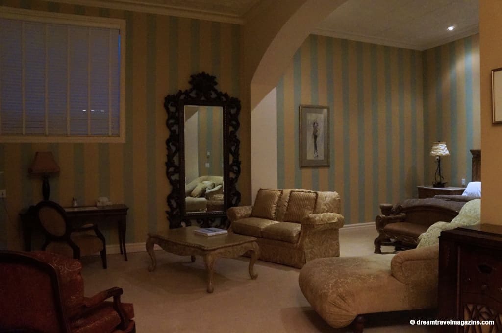 Large sitting room of the "King William" Retro Suites Hotel Room