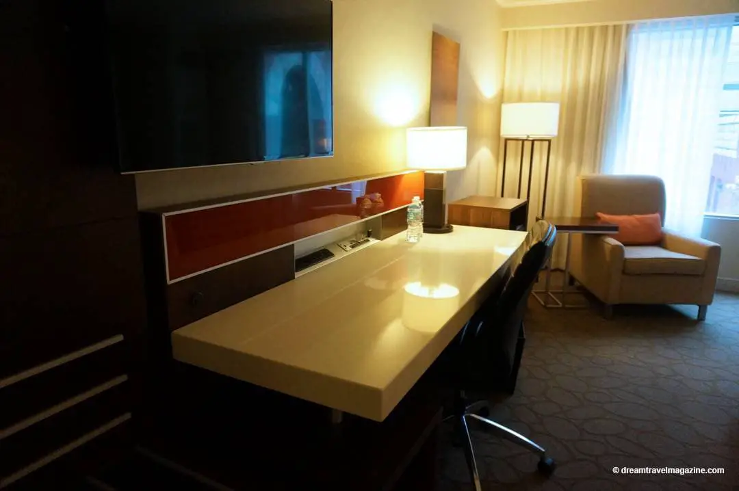 Desk inside the room Room Delta London Armouries‎ Hotel Ontario 