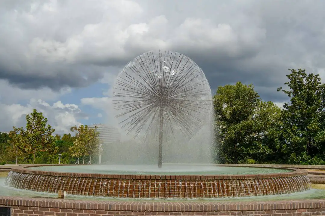 Stop at fountain in Buffalo Bayou Park in Houston City Bike Tour