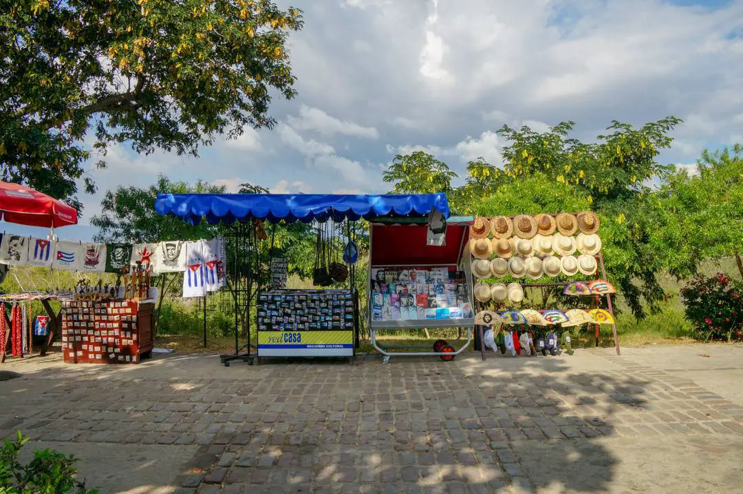 vendors and shopping at Castillo de San Pedro de la Roca Santiago de Cuba-17