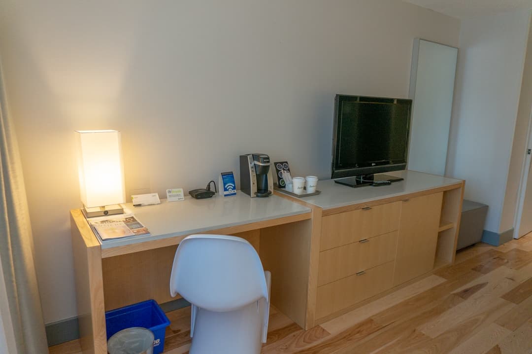 Desk in room Radisson Admiral Toronto Harbourfront Hotel
