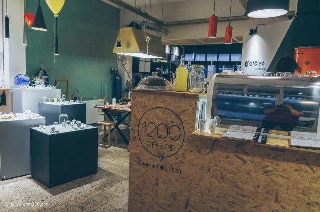 1200 Derece Istanbul: Café and Glass Workshop Studio
