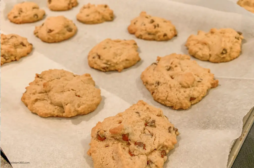 Keto Peanut Butter Chocolate Chip Cookies